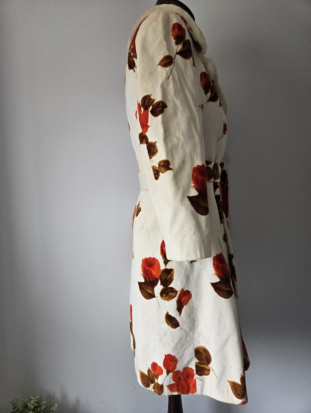 Playlord Vintage Style Velvet Floral Wrap Coat with Faux Fur Collar. Size 2 - Picture 4 of 13